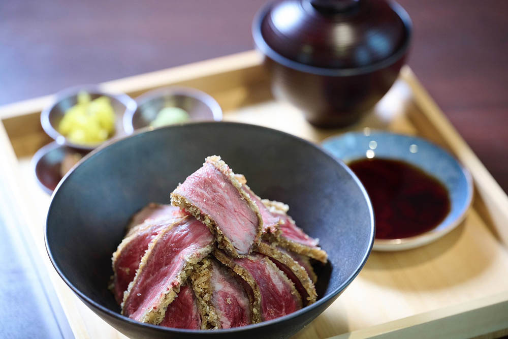 あか牛の炙り牛カツ丼